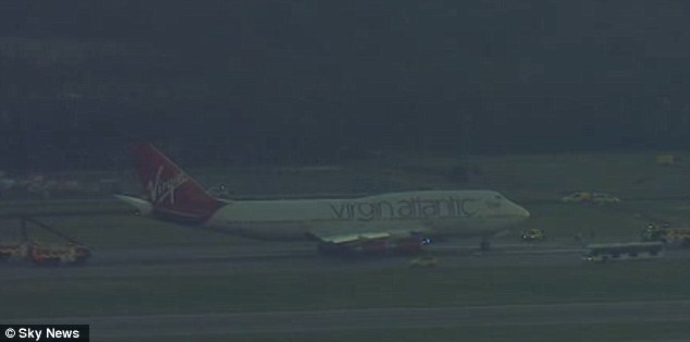 [Internacional] Problema no trem de pouso faz avião retornar a aeroporto de Londres 2451344900000578-2890093-image-m-84_1419868993820