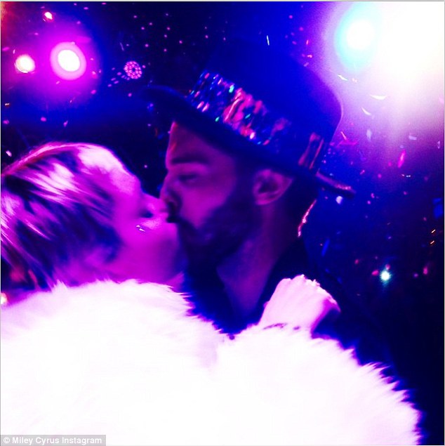 Miley Cyrus - Página 35 245CE82B00000578-2893595-Kiss_me_quick_Miley_Cyrus_and_her_new_beau_Patrick_Schwarzenegge-a-9_1420136404690