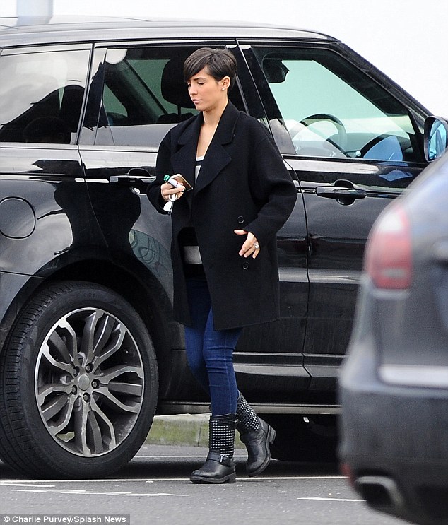 Saturday >> Frankie Bridge - Página 23 24B8159200000578-2911625-image-m-7_1421334973285