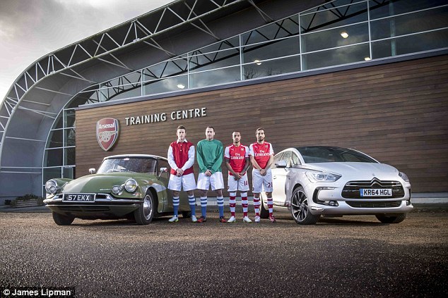 [ACTUALITE] Citroën/DS et le football - Page 5 2524C19100000578-2930059-Arsenal_s_players_wore_their_kit_from_1955_to_celebrate_60_years-a-9_1422461153030