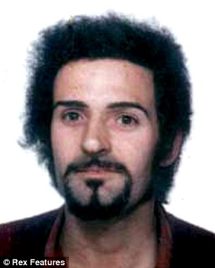 Serial Killer Britânico é batizado como Testemunha de Jeová 0CC24FB3000005DC-2944388-Peter_Sutcliffe_who_was_jailed_for_murdering_13_women_was_recent-a-31_1423360749623