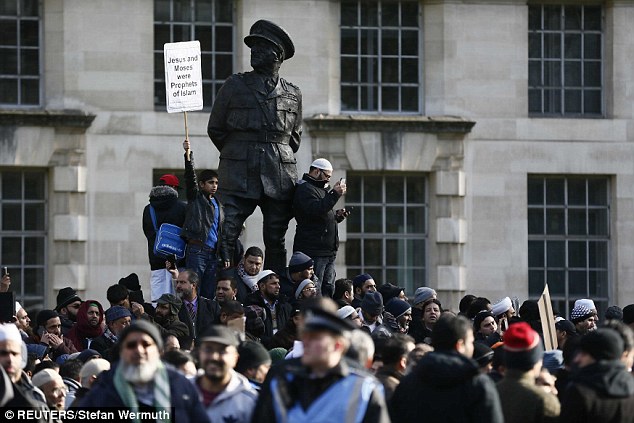 A Peaceful Protest? Really...just because nobody was killed. 25782FDD00000578-2944946-Muslims_scaled_the_statue_of_Viscount_Alanbrooke_a_Second_World_-a-66_1423424843674