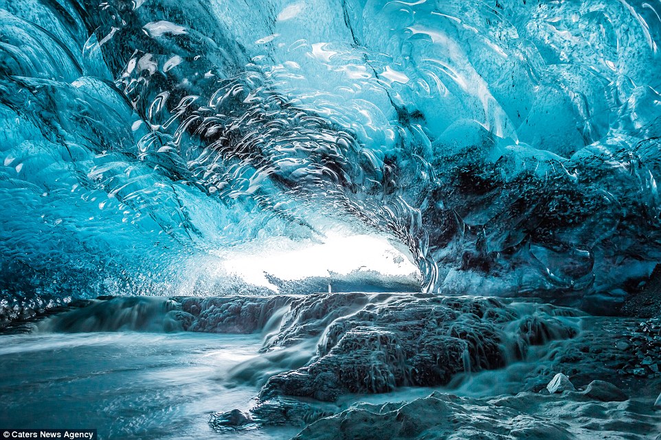 Las espectaculares cuevas de cristal de Islandia 26AA733E00000578-2995579-image-a-27_1426414640017