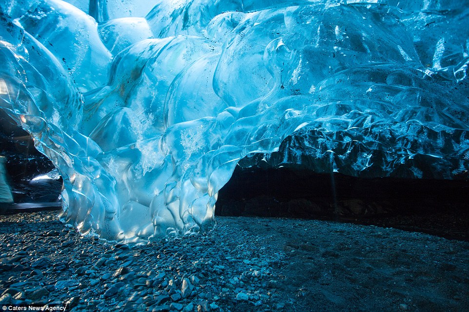 Las espectaculares cuevas de cristal de Islandia 26AA73B700000578-2995579-image-a-20_1426414603513