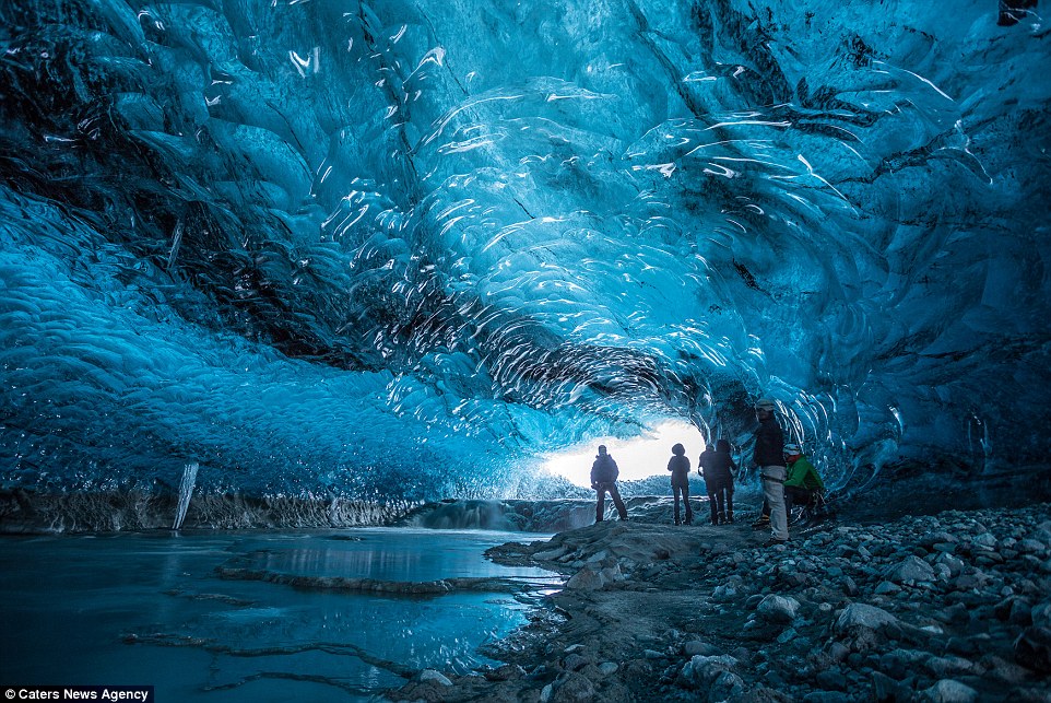 Las espectaculares cuevas de cristal de Islandia 26AA740400000578-2995579-image-a-13_1426414572245