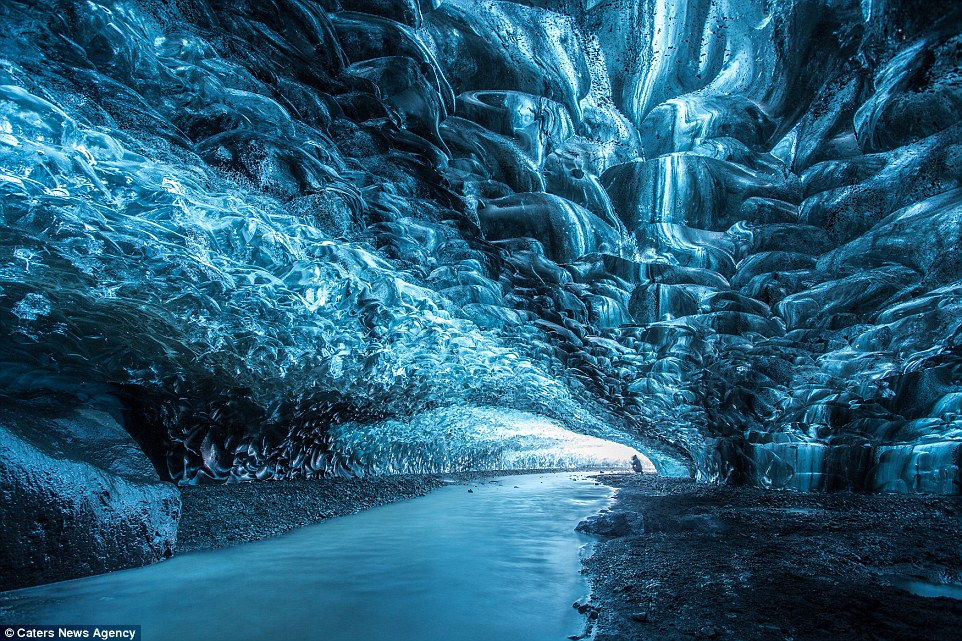 Las espectaculares cuevas de cristal de Islandia 26AA74B300000578-2995579-image-a-1_1426414527000