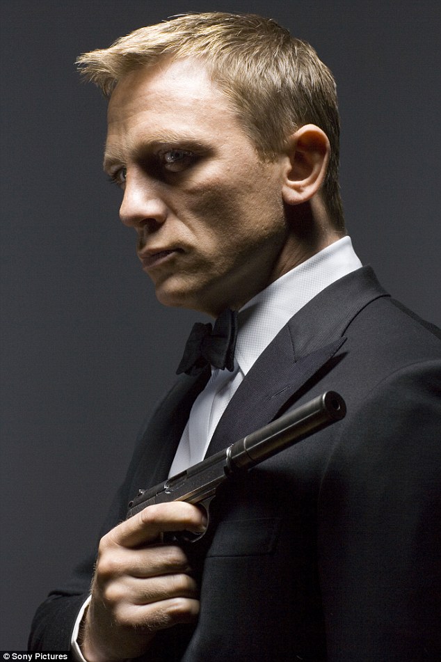 Asile des trop folles fans de CSI ... - Page 34 059BFB2C0000044D-3038061-Back_in_action_Daniel_Craig_has_returned_to_the_Spectre_set_afte-a-2_1428996596909