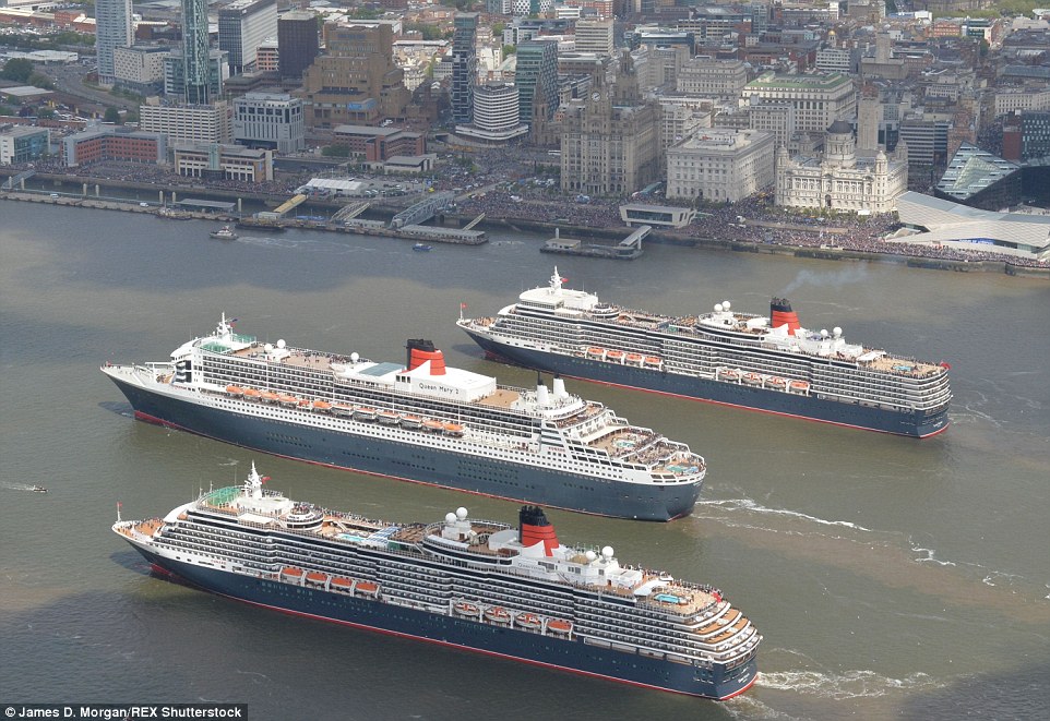 Liverpool 'river dance' by Cunard 'Three Queens' liners 29107CF200000578-3096052-image-a-84_1432565994890