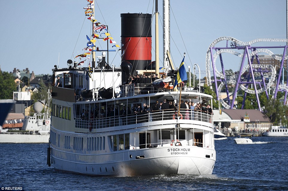 BODA REAL DEL PRINCIPE CARLOS FELIPE  Y SOFIA HELLQVIST - Página 13 2992AE9200000578-3121598-Party_boat_The_S_S_Stockholm_departs_from_Stockholm_harbour_with-a-40_1434133268324