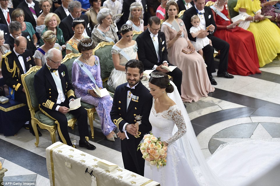 BODA REAL DEL PRINCIPE CARLOS FELIPE  Y SOFIA HELLQVIST - Página 19 2997568700000578-0-image-a-102_1434208093650