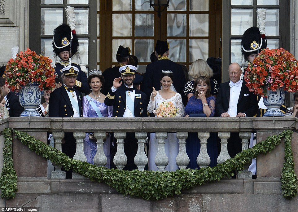 BODA REAL DEL PRINCIPE CARLOS FELIPE  Y SOFIA HELLQVIST - Página 19 2997E77100000578-3122810-The_couple_were_joined_by_Sweden_s_King_Carl_XVI_Gustaf_and_Quee-a-6_1434224668700