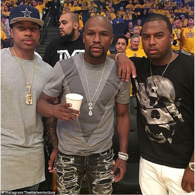 ¿Cuánto mide Floyd Mayweather? - Altura - Real height 29A12AFB00000578-3124433-Mayweather_middle_poses_for_a_photo_with_friends-a-21_1434361553251