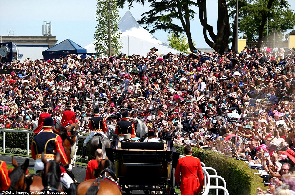 Royal Ascot 2015. - Página 3 29BE524300000578-3129615-image-m-12_1434638293001