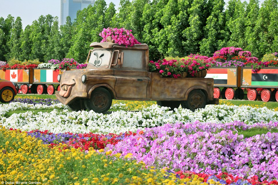 Vườn hoa giữa lòng sa mạc : Dubai Miracle Garden 29BE38FE00000578-0-image-a-38_1434707220125