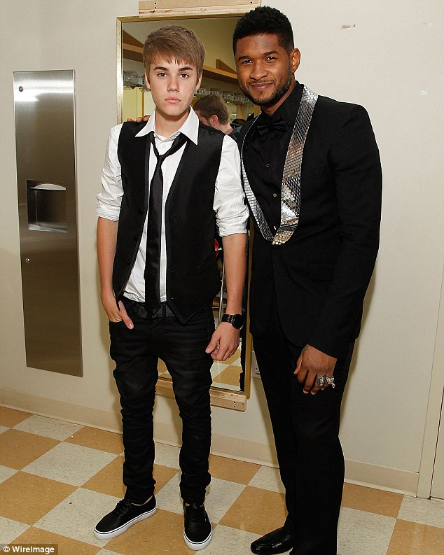 ¿Cuánto mide Usher Raymond? - Altura - Real height 29C297BD00000578-3130767-Hit_song_Usher_and_Bieber_shown_in_September_2011_in_Atlanta_bot-a-4_1434717482011