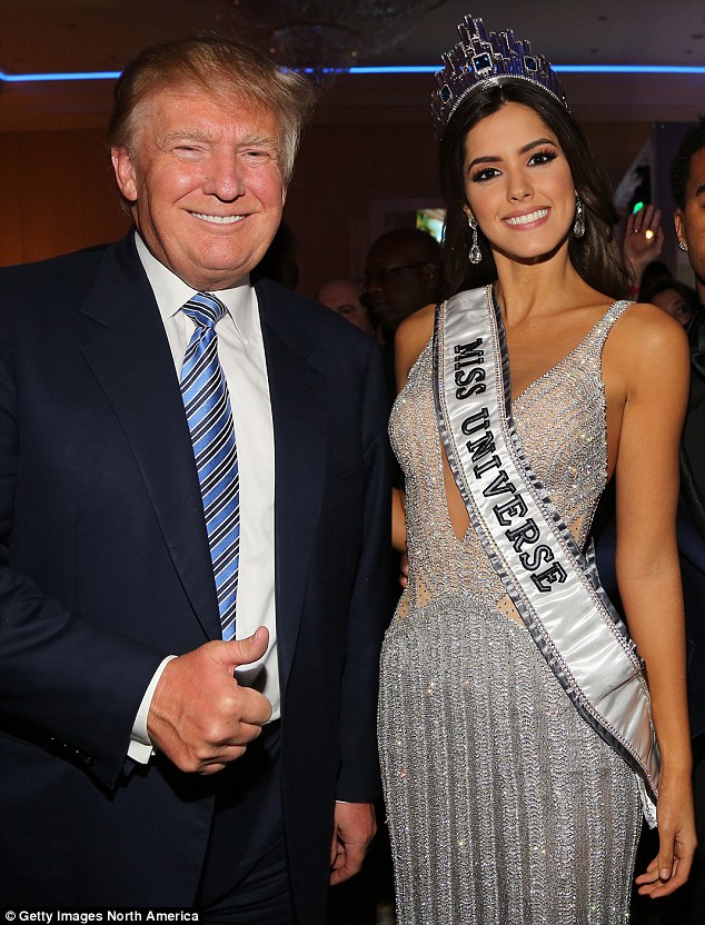 DONALD TRUMP JUNTO A SUS REINAS 2A2FED4500000578-3148048-Caught_in_the_crossfire_Miss_Universe_Paulina_Vega_is_being_urge-m-61_1435892253713