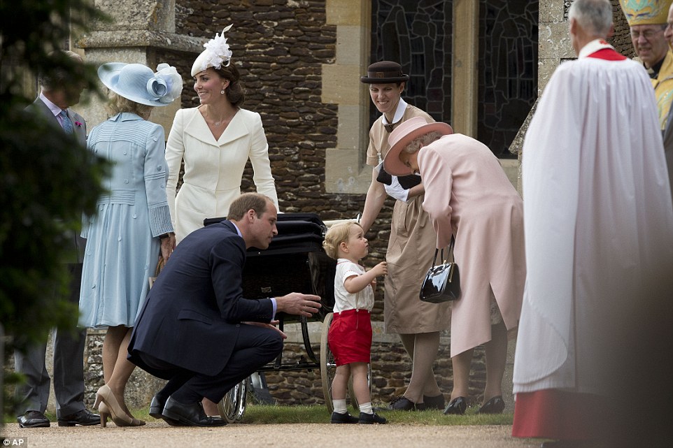 BAUTISMO DE LA PRINCESA CHARLOTTE DE CAMBRIDGE - Página 2 2A40761500000578-3149880-image-a-127_1436115686845