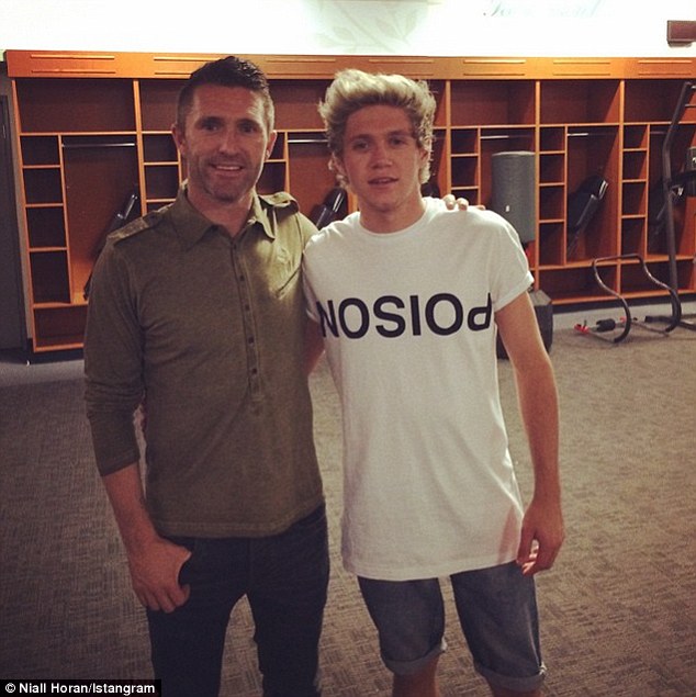 ¿Cuánto mide Niall Horan? - Altura - Real height 2A6257EF00000578-3155249-Firm_friends_Niall_met_Robbie_backstage_at_a_One_Direction_conce-a-6_1436469612288