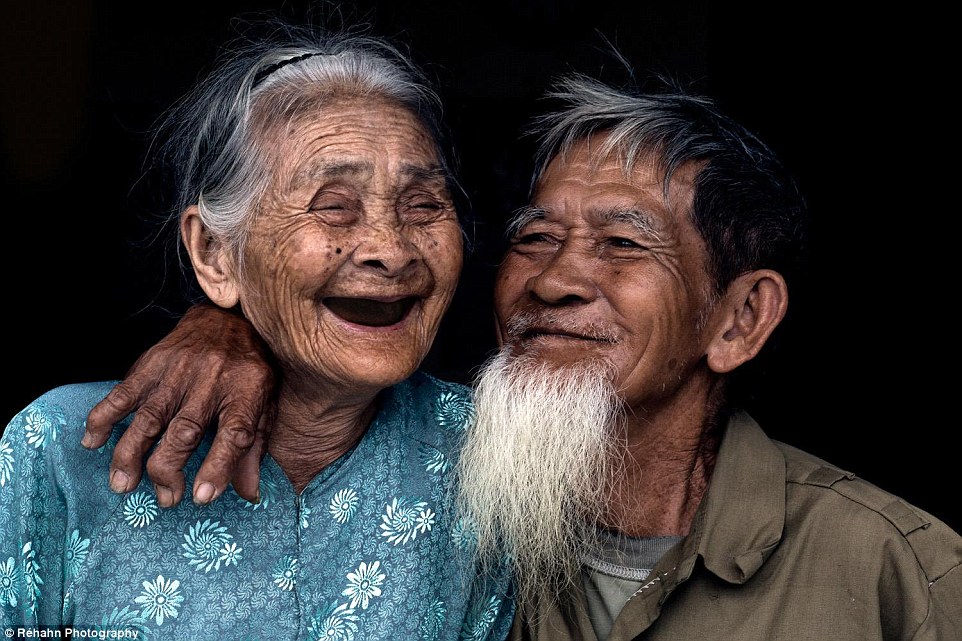 Lúc Về Già 2A94653C00000578-3164009-The_blissful_contentment_of_an_old_Couple_living_in_Tra_Que_Vill-a-2_1437113923401