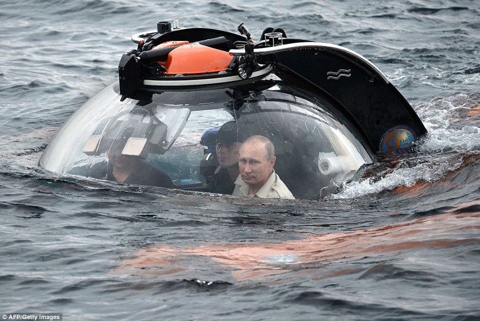 Actualités internationales - Page 4 2B7784CE00000578-3202409-Are_you_coming_Vladimir_Putin_s_pictured_head_can_be_seen_inside-a-14_1439917190705