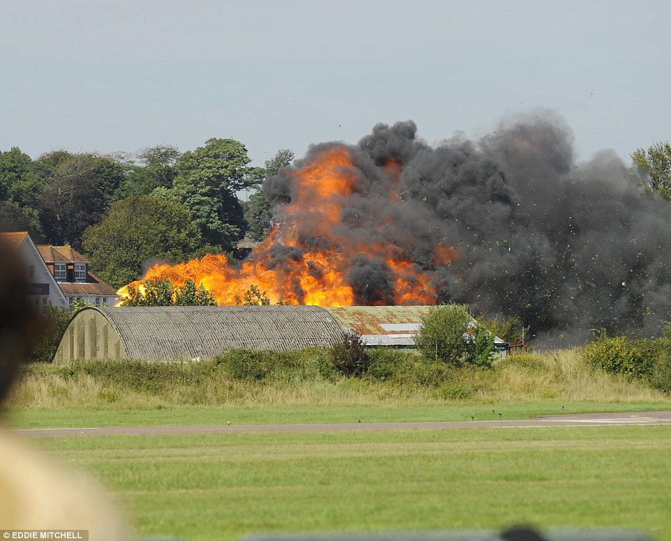 Accidentes/incidentes aéreos(Resto del mundo) - Página 29 2B92FE9D00000578-0-A_fighter_jet_taking_part_in_Shoreham_Airshow_has_crashed_on_to_-a-111_1440255384413