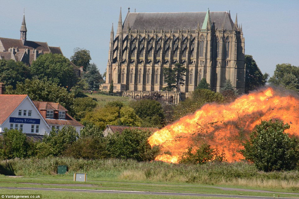 Accidentes/incidentes aéreos(Resto del mundo) - Página 29 2B93951900000578-3207016-Photographers_have_captured_the_moment_the_Hawker_Hunter_explode-a-128_1440258142504