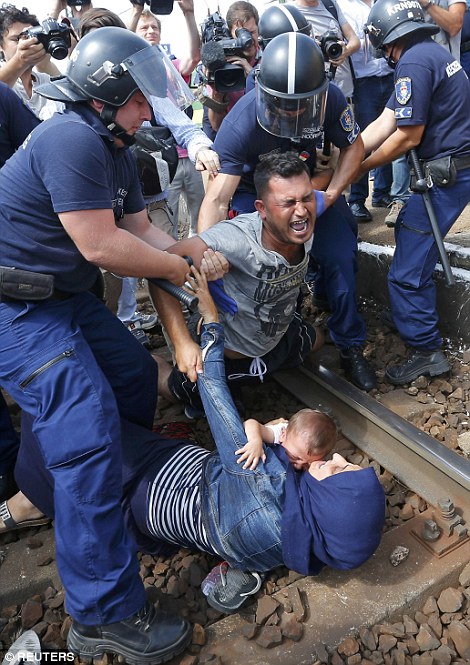 Pamjet tronditëse, emigranti hedh gruan dhe foshnjën nga treni që i çonte në një kamp refugjatësh (Foto) 2BEFB9EF00000578-3220673-image-a-39_1441280747839