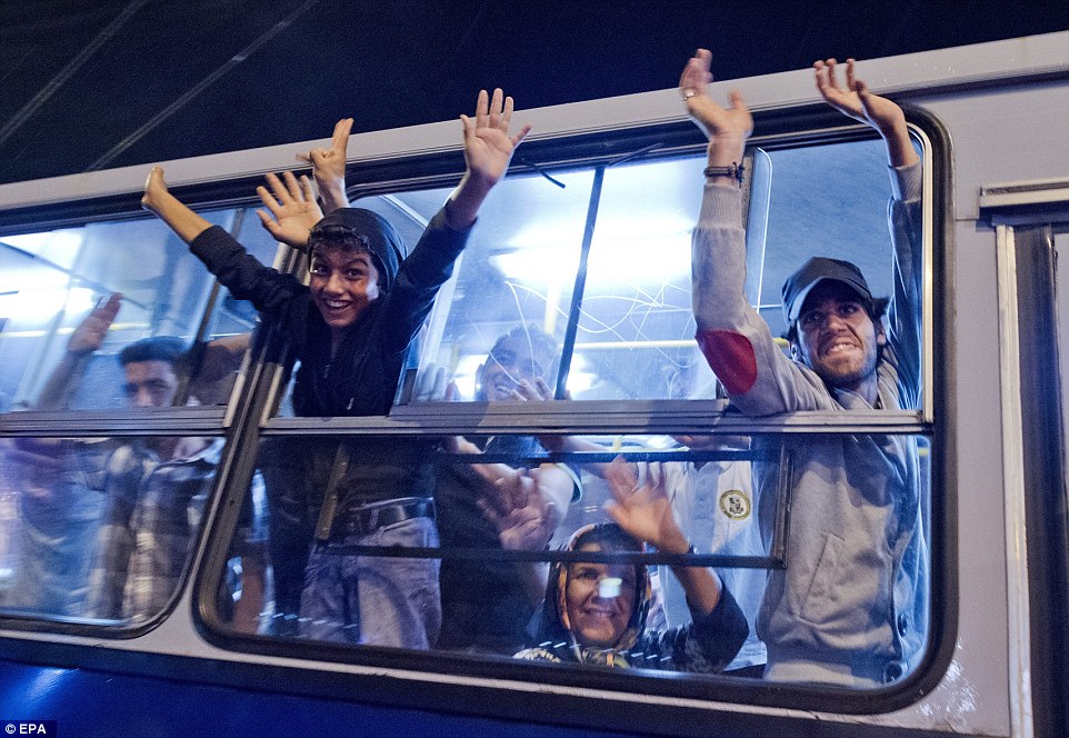 Mbërritja në “Tokën e Premtuar”, reagimi i 5 mijë refugjatëve kur zbresin në Austri dhe Gjermani (Foto) 2BFCD6C000000578-3223222-image-a-9_1441437855969