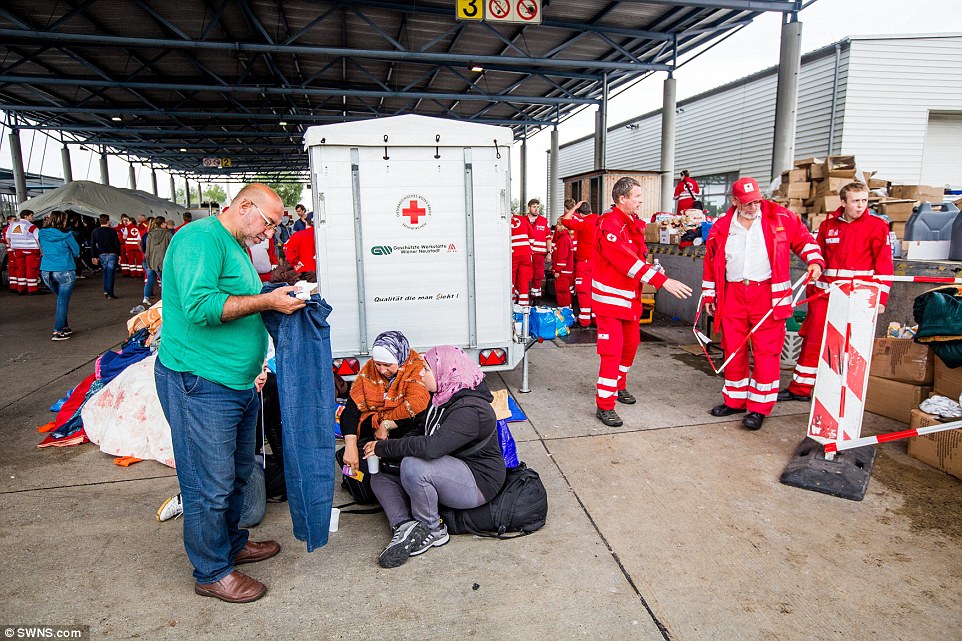 Mbërritja në “Tokën e Premtuar”, reagimi i 5 mijë refugjatëve kur zbresin në Austri dhe Gjermani (Foto) 2BFD507500000578-3223222-image-a-139_1441450153698