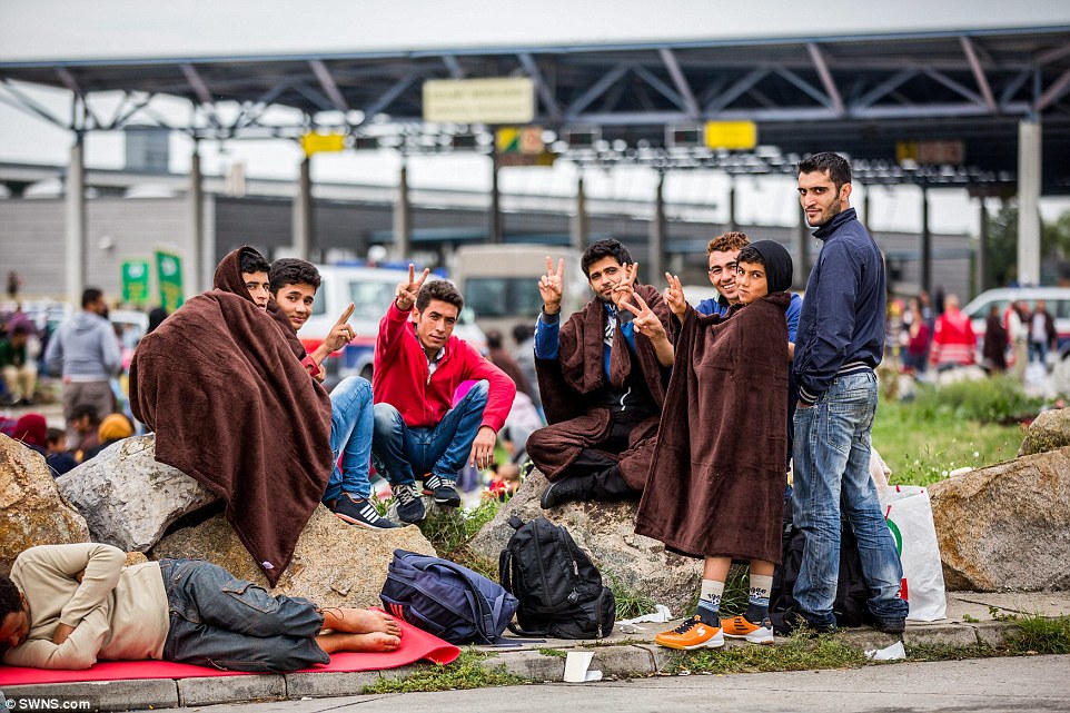 Mbërritja në “Tokën e Premtuar”, reagimi i 5 mijë refugjatëve kur zbresin në Austri dhe Gjermani (Foto) 2BFD50F300000578-3223222-image-a-122_1441448434326