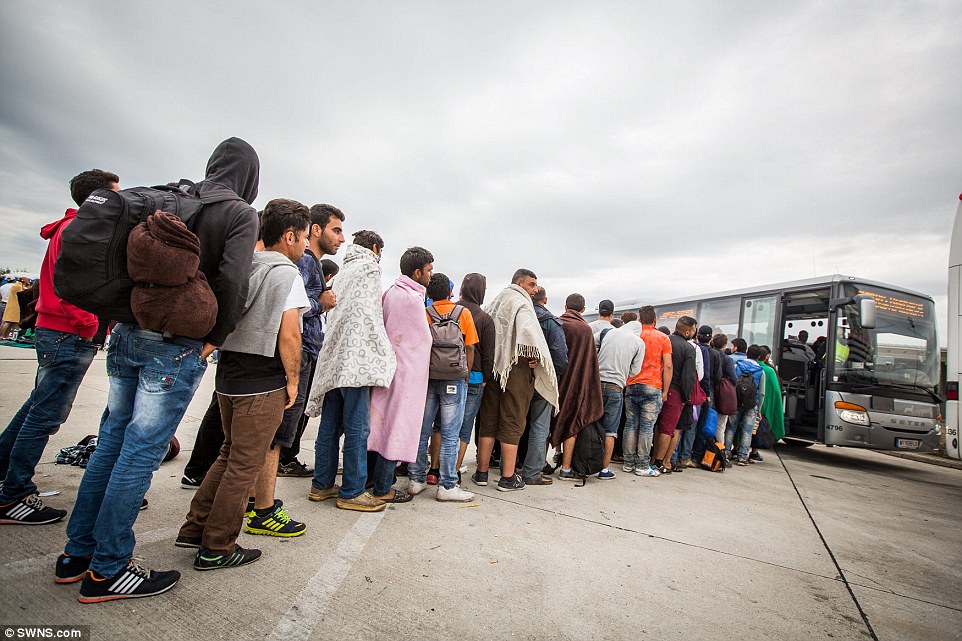 Mbërritja në “Tokën e Premtuar”, reagimi i 5 mijë refugjatëve kur zbresin në Austri dhe Gjermani (Foto) 2BFD564200000578-3223222-image-a-124_1441448443691