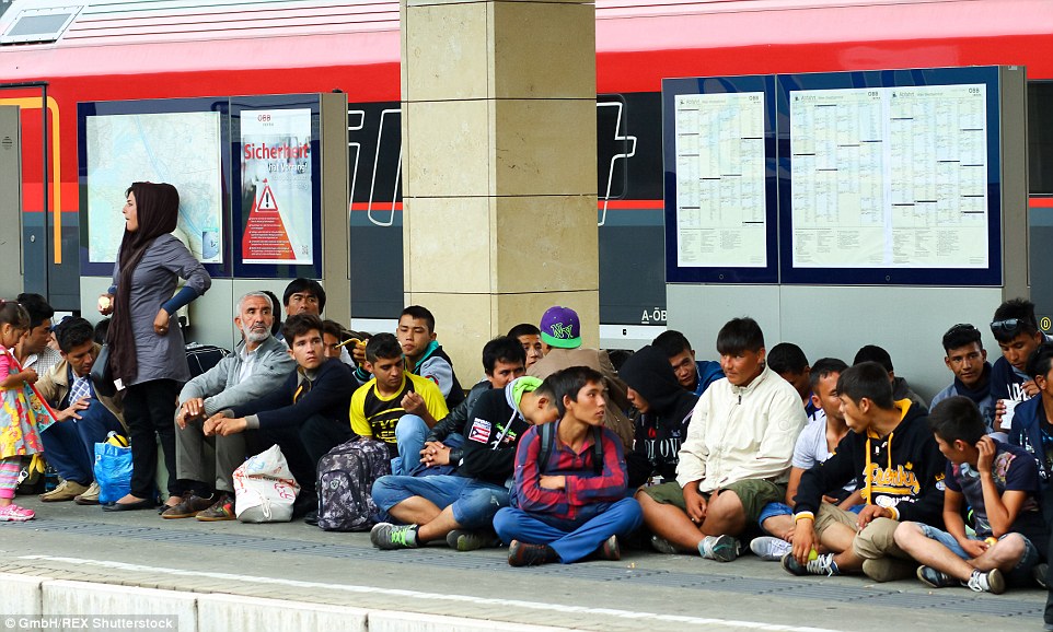 Mbërritja në “Tokën e Premtuar”, reagimi i 5 mijë refugjatëve kur zbresin në Austri dhe Gjermani (Foto) 2BFDF55700000578-3223222-image-a-159_1441452590648