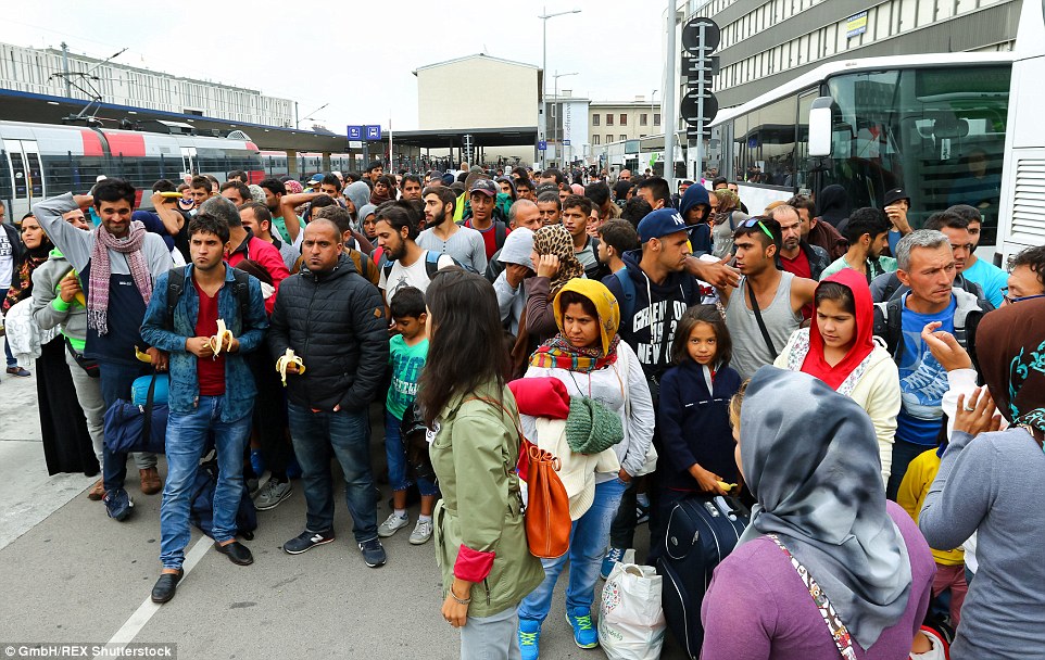 Mbërritja në “Tokën e Premtuar”, reagimi i 5 mijë refugjatëve kur zbresin në Austri dhe Gjermani (Foto) 2BFDF63500000578-3223222-image-a-176_1441452682366