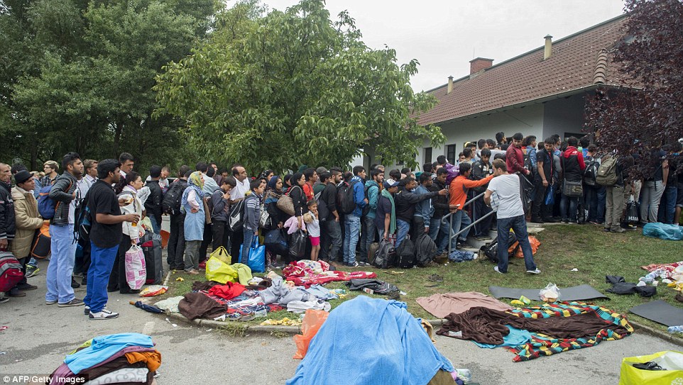 Mbërritja në “Tokën e Premtuar”, reagimi i 5 mijë refugjatëve kur zbresin në Austri dhe Gjermani (Foto) 2BFEB64000000578-3223222-image-a-240_1441464548134