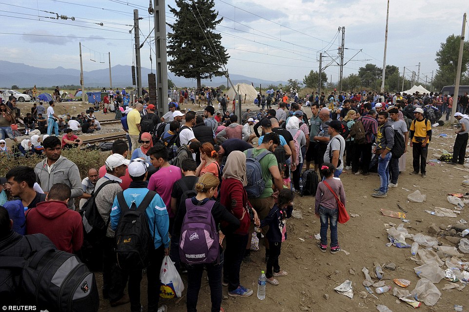 Vazhdon drama, qindra refugjatë flejnë në shinat e trenit (Foto) 2C052F4B00000578-0-image-a-8_1441543480611