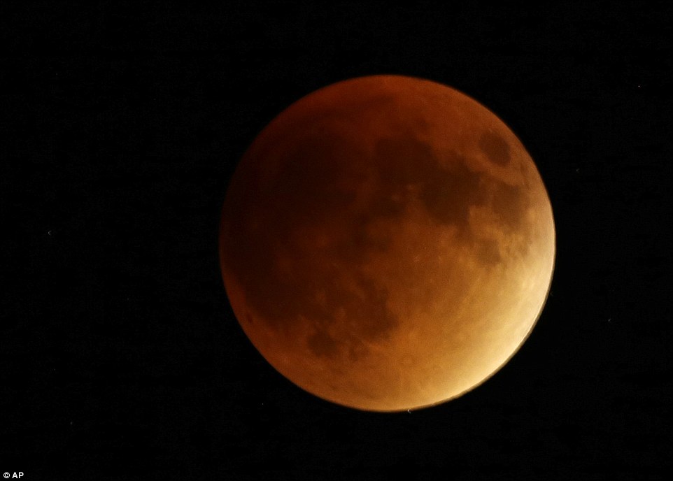 Super blood moon Lunar Eclipse 2015:September Harvest Moon ‘Closest Full Moon Of The Year’ 2CD8781700000578-3251497-image-a-176_1443409753755