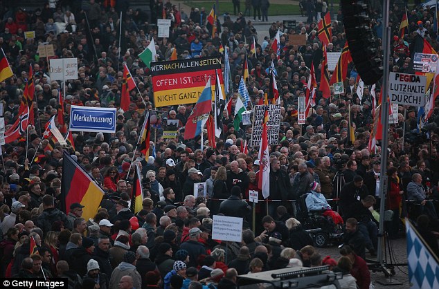 Njemačka tajna služba upozorava:u zemlju nekontrolirano ulazi na tisuće ekstremista, vehabija, salafija, te vrijednih doktora i inženjera 2D901B5B00000578-3290092-image-m-35_1445871505382