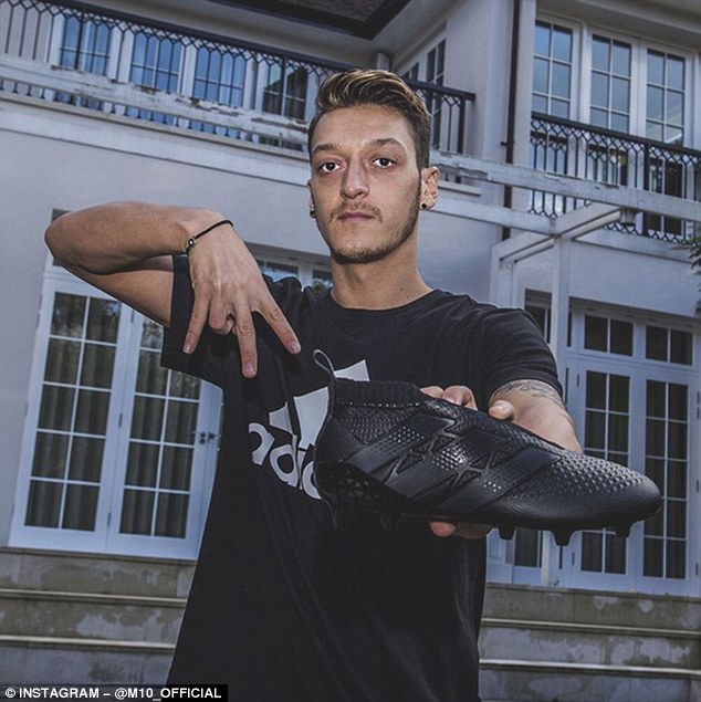 All about Mesut Özil - Page 21 2E09E18800000578-0-Mesut_Ozil_poses_with_adidas_new_range_of_laceless_football_boot-m-5_1446467295543