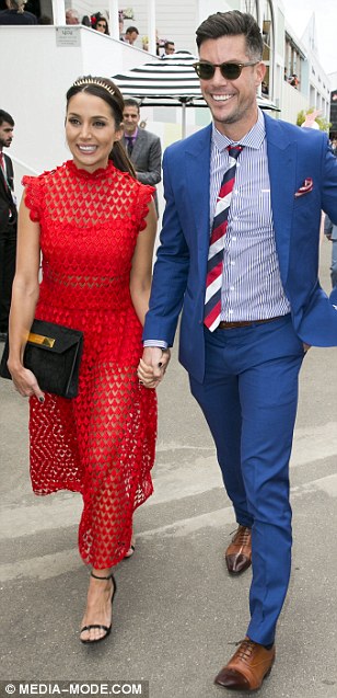 Melbournecup - Sam Wood - Snezana Markoski - Bachelor Australia - Season 3 - Fan Forum - Page 14 2E0DFE3A00000578-3300975-Affectionate_Snezana_clutched_onto_Bachelor_boyfriend_Sam_Wood_s-m-361_1446521419535