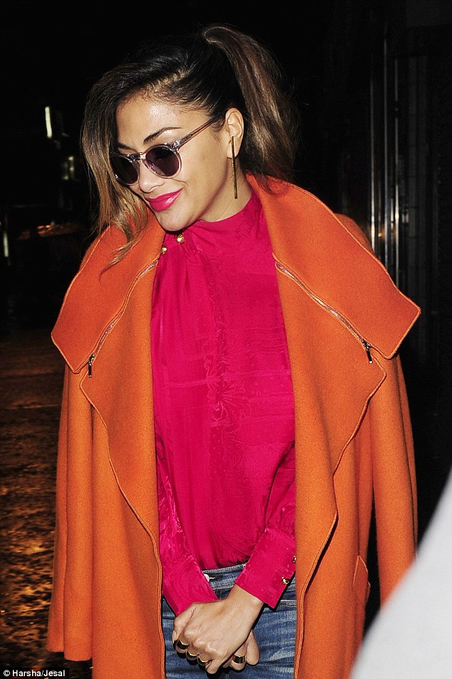 Nicole Scherzinger >> Candids/Apariciones/Shoots - Página 11 2E3ACD9900000578-3309389-image-a-24_1447006684768