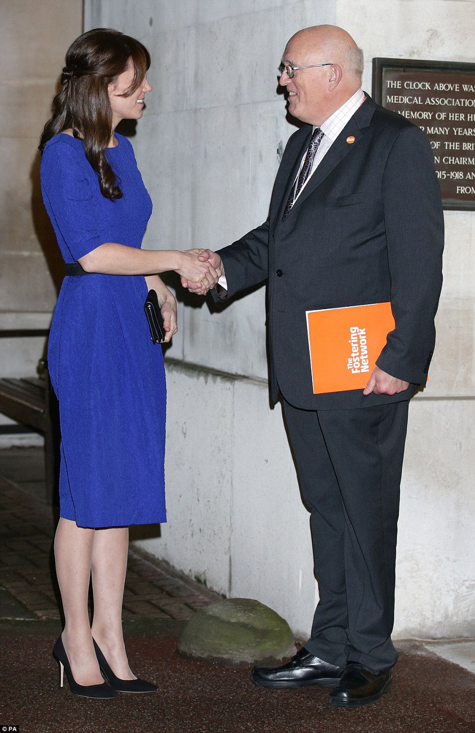 CASA REAL BRITÁNICA - Página 8 2E89D5C300000578-3322156-Kate_is_greeted_by_Kevin_Williams_chief_executive_of_The_Fosteri-a-142_1447783354457