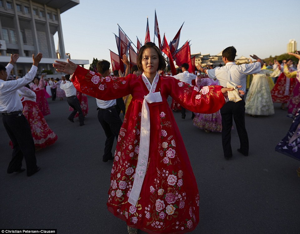 Cum este de fapt viața în Coreea de Nord 2EB9760700000578-3330557-A_woman_wears_the_tradition_dress_with_a_rose_covered_gown_and_o-m-98_1448299936968