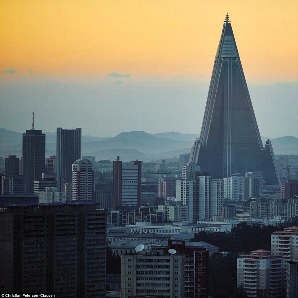 Cum este de fapt viața în Coreea de Nord 2EBD046500000578-3330557-The_sun_sets_over_Pyongyang_with_the_105_floor_Ryugyong_hotel_cl-a-124_1448301453262