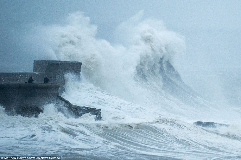 Clodagh carnage begins: Met Office warns of flooding, 70mph winds and seven inches of snow with chao 2EE4D9C000000578-3338143-image-a-2_1448789531700