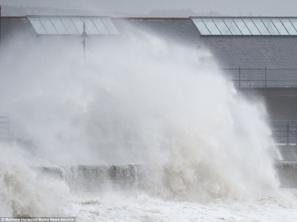 Clodagh carnage begins: Met Office warns of flooding, 70mph winds and seven inches of snow with chao 2EE4E3BF00000578-3338143-image-a-10_1448789588980