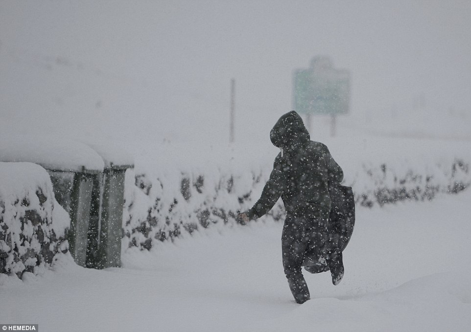 Clodagh carnage begins: Met Office warns of flooding, 70mph winds and seven inches of snow with chao 2EE57A3400000578-3338143-image-a-43_1448796426262