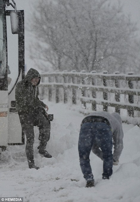 Clodagh carnage begins: Met Office warns of flooding, 70mph winds and seven inches of snow with chao 2EE57A4B00000578-3338143-image-a-53_1448796467988