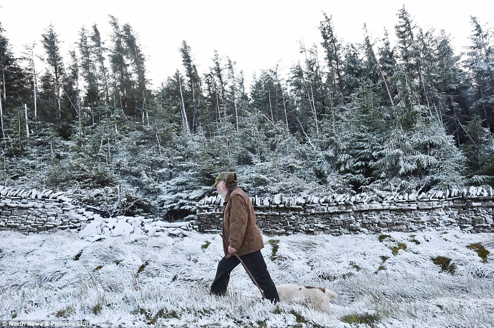 Clodagh carnage begins: Met Office warns of flooding, 70mph winds and seven inches of snow with chao 2EE57D7E00000578-3338143-image-m-35_1448795221941