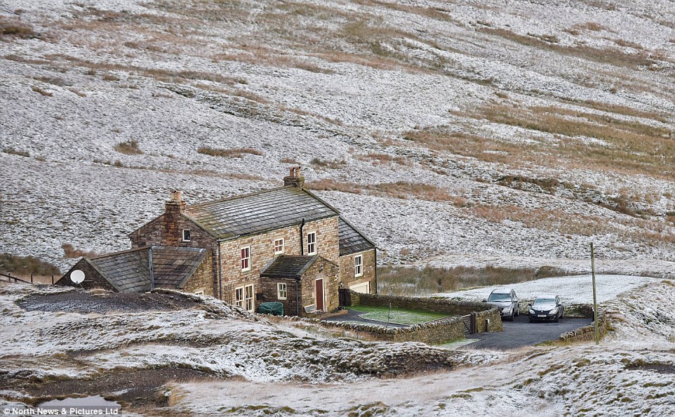 Clodagh carnage begins: Met Office warns of flooding, 70mph winds and seven inches of snow with chao 2EE57DC200000578-3338143-image-a-41_1448795280274