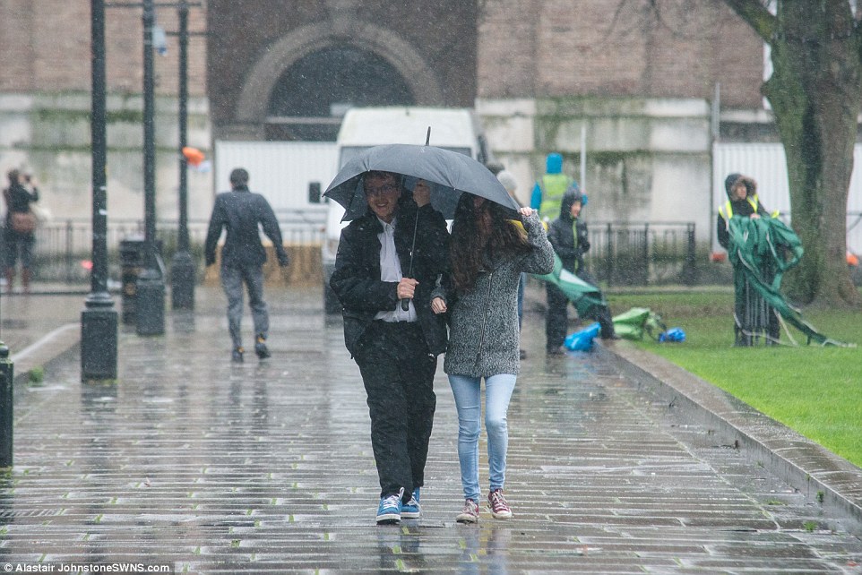 Clodagh carnage begins: Met Office warns of flooding, 70mph winds and seven inches of snow with chao 2EE59E7400000578-3338143-image-a-83_1448801465613